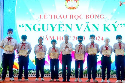 Trao tặng 189 suất học bổng cho học sinh, sinh viên Đồng Nai