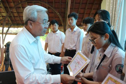 Trao học bổng trị giá 1,1 tỷ đồng cho 189 học sinh, sinh viên