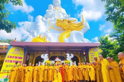 Tiền Giang: An vị tôn tượng Bồ-tát Quán Âm Tống Tử trong khuôn viên chùa Liên Hoa