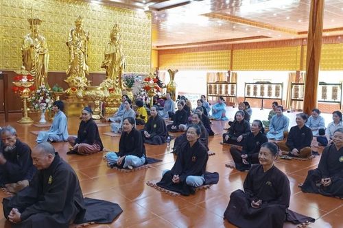 Gia Lai: Chùa Vạn Phật tổ chức khóa tu lạy ngũ bách danh Bồ-tát Quán Thế Âm