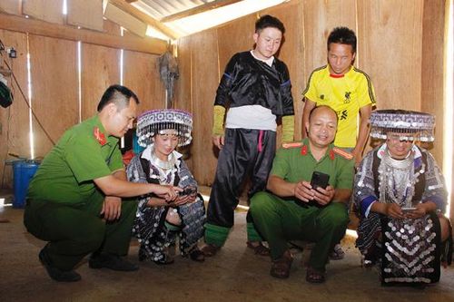Sắc áo xanh về với bản làng