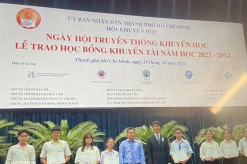 Thành phố Hồ Chí Minh và Đồng Nai trao hàng trăm suất học bổng cho học sinh, sinh viên