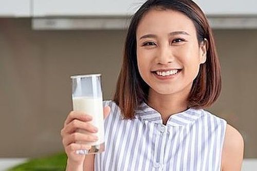 8 thức uống rẻ tiền giúp làm sáng da, chống lão hóa