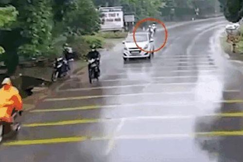 Thót tim cảnh xe máy trượt bánh ngay đầu xe tải và pha xử lý xuất thần của tài xế