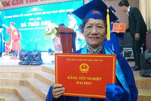 Nữ dược sĩ U80: Về hưu rồi học đại học để hoàn thành tâm nguyện của chồng