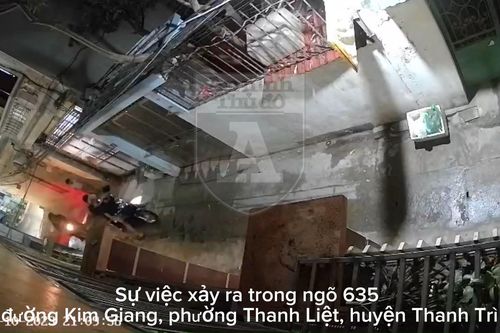Hiện trường nhóm đối tượng rọi đèn pin vào mặt cháu bé 8 tuổi, rồi cướp giật điện thoại di động
