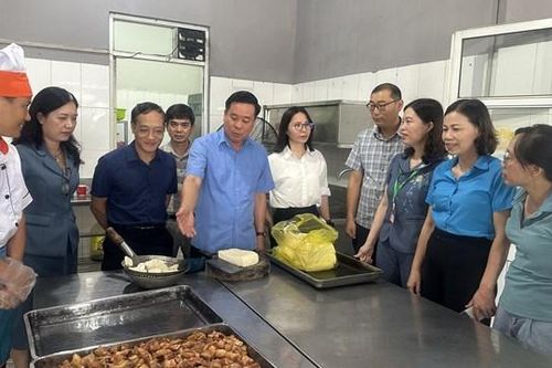 Chăm lo bữa ăn cho công nhân lao động