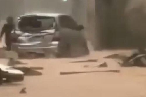 Hà Tĩnh: Mưa lớn, hàng chục học sinh bị mắc kẹt tại trường
