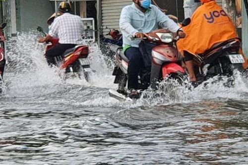 Nhiều tuyến đường hỗn loạn vì ngập kinh hoàng