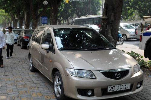 Loay hoay xử phạt ô tô dừng đỗ trên vỉa hè