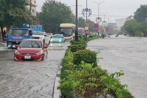 Quảng Bình: Mưa lớn, nhiều tuyến đường tại TP Đồng Hới bị ngập nặng