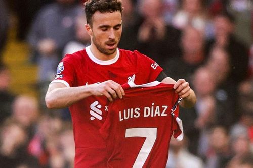 Lý do cảm động đằng sau màn giơ áo ăn mừng của sao Liverpool