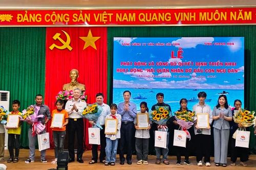 Hải quân Việt Nam nhận đỡ đầu con ngư dân Thanh Hóa