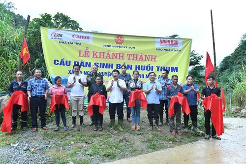 Báo Nhân Dân cùng các nhà tài trợ khánh thành 2 cầu vượt lũ ở huyện rẻo cao Kỳ Sơn