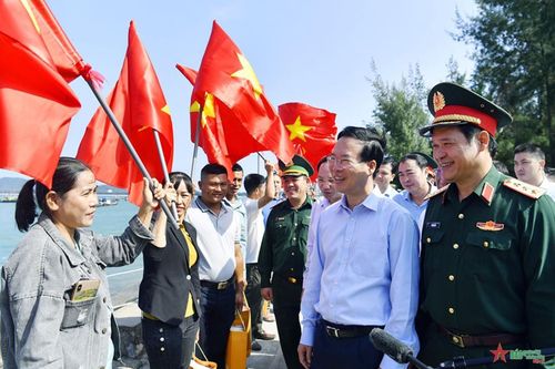 Chủ tịch nước Võ Văn Thưởng thăm quân và dân huyện đảo Cô Tô