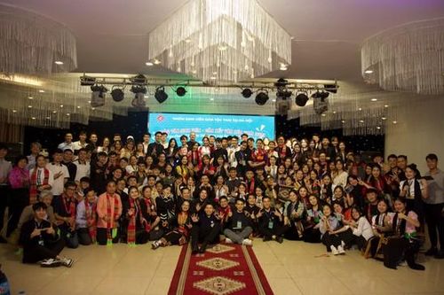 Trình diễn trang phục dân tộc tại chương trình chào tân sinh viên