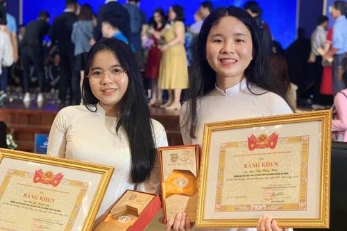 2 nữ sinh viên trường ĐH Bách khoa (ĐHQG TP. HCM) nhận giải thưởng 'Nữ sinh Khoa học Công nghệ năm 2023'