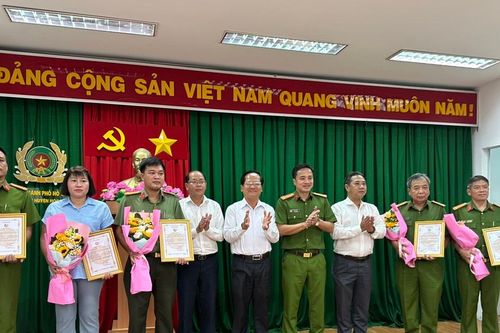 Vụ bắt nhóm dùng súng cướp ngân hàng: Khen thưởng Công an huyện Hóc Môn