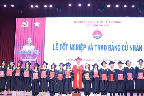 Hơn 560 cử nhân Học viện Cán bộ TPHCM nhận bằng tốt nghiệp
