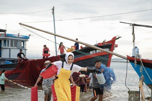 Không còn 'phá đám cưới' người yêu cũ, Miu Lê hóa ngư dân trong 'Cô đơn đã quá bình thường'