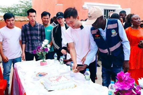 Khánh thành trường tại Angola, Quang Linh Vlogs khiến netizen Việt tự hào