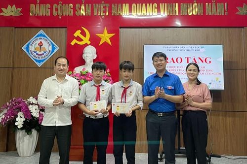 Trao huy hiệu Tuổi trẻ dũng cảm cho 2 học sinh cứu người bị đuối nước