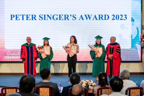 61 tân cử nhân, bác sĩ Trường Đại học Tân Tạo nhận bằng tốt nghiệp