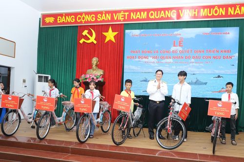 Hải quân nhận đỡ đầu con em ngư dân Thanh Hóa