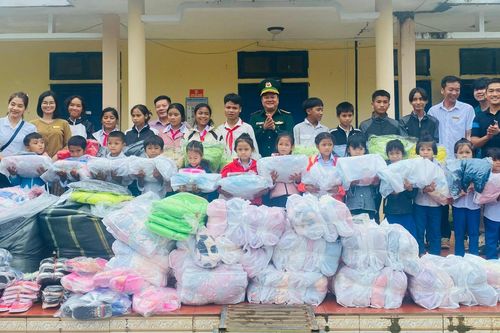 'Mùa đông ấm' cho học sinh và đồng bào nghèo biên giới