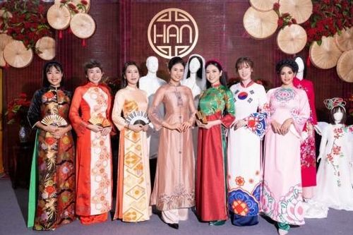 Dàn người mẫu đặc biệt trong bộ sưu tập áo dài 'giao thoa văn hóa' của NTK Ngọc Hân