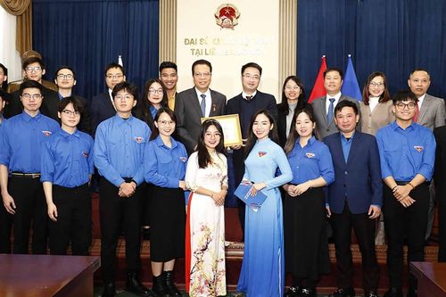 Trao kỷ niệm chương 'Vì thế hệ trẻ' tặng Đại sứ Việt Nam tại Nga Đặng Minh Khôi