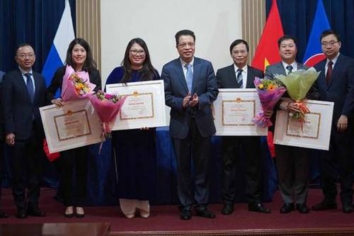 Cán bộ Đại sứ quán Việt Nam tại Liên bang Nga đón nhận Bằng khen của Bộ trưởng Ngoại giao