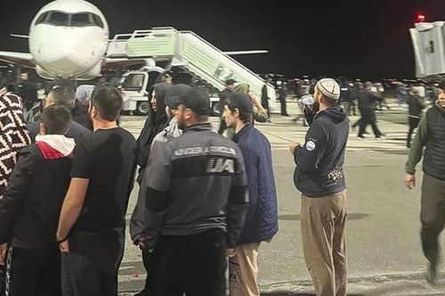 Đám đông mang cờ Palestine xông vào sân bay Nga tìm người Israel