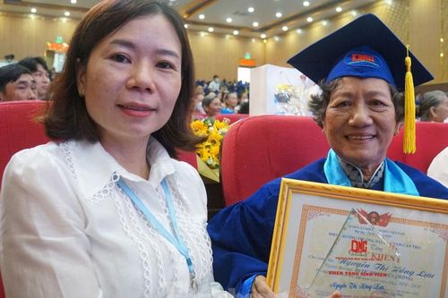 Cụ bà 75 tuổi nhận bằng tốt nghiệp đại học loại giỏi
