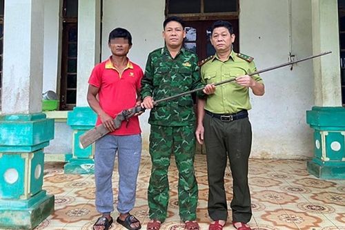 Kiểm lâm Vườn Phong Nha – Kẻ Bàng vận động người dân giao nộp súng kíp