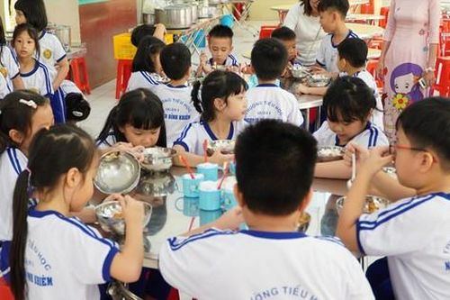 Bữa ăn học đường: Phụ huynh nên cùng trường giám sát