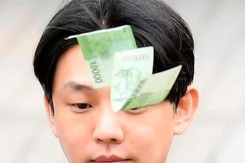 Hàng loạt nghệ sĩ nhúng chàm