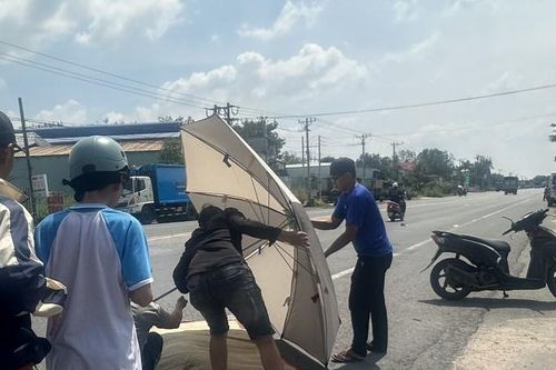 Bé gái lớp 3 gặp nạn tử vong trên đường về, tài xế xe tải trốn khỏi hiện trường