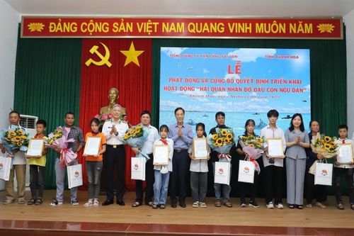 Hải quân nhận đỡ đầu con ngư dân