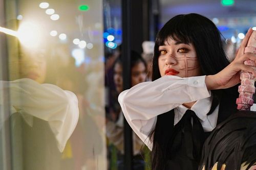 Bạn trẻ đổ về trung tâm thương mại chơi Halloween sớm