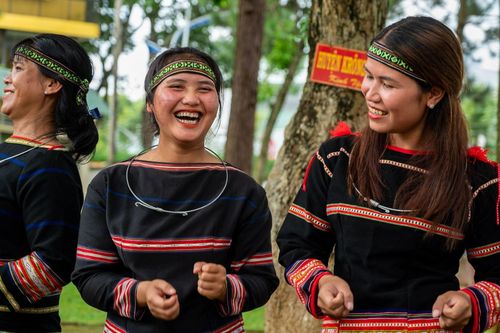 Du khách hào hứng trải nghiệm nhạc cụ Tây Nguyên