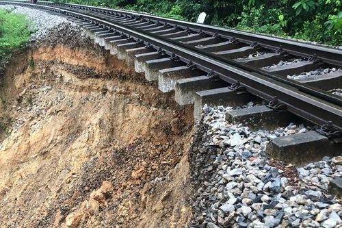Sạt lở tuyến đường sắt Bắc - Nam qua Hà Tĩnh, nhiều chuyến tàu phải dừng chờ