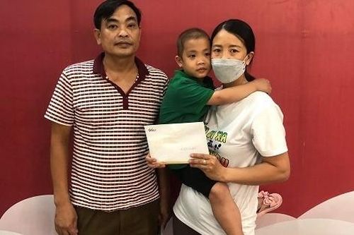 Trao hơn 43 triệu đồng đến gia đình có hai mẹ con cùng bị ung thư