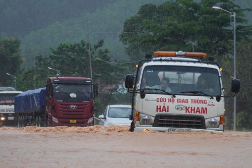 Mưa lớn, đường Hồ Chí Minh qua Hà Tĩnh ngập sâu