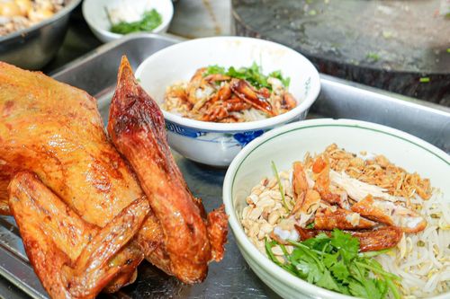 Quán phở gà quay lu ngày bán 200 con ở Hà Nội, gà 'tắm' 3 lần, ướp 17 gia vị