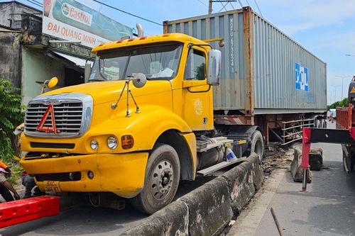 Xe container gây tai nạn liên hoàn, một phụ nữ tử vong thương tâm