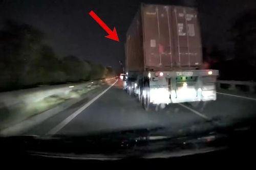 Container chuyển làn đột ngột trên cao tốc, suýt gây tai nạn cho xe đi sau