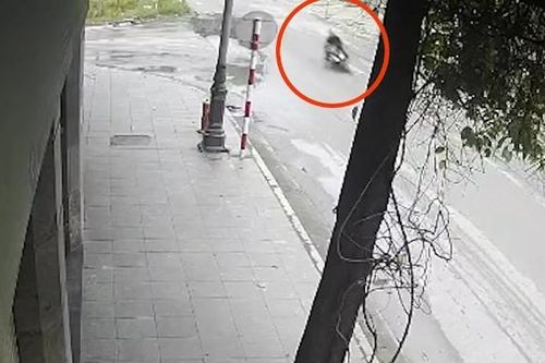Phóng xe máy tốc độ cao tự ngã, nam thanh niên bất tỉnh tại chỗ