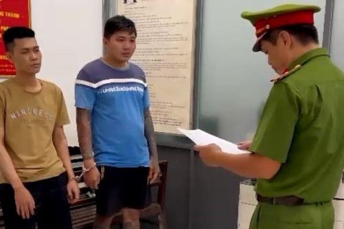 Bắt giam hai cẩu tặc bị người dân lái ôtô tông văng xuống đường
