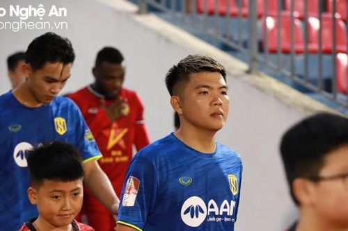 Dính chấn thương nặng ở vòng 2 V-League, trung vệ Sông Lam Nghệ An chưa hẹn ngày trở lại